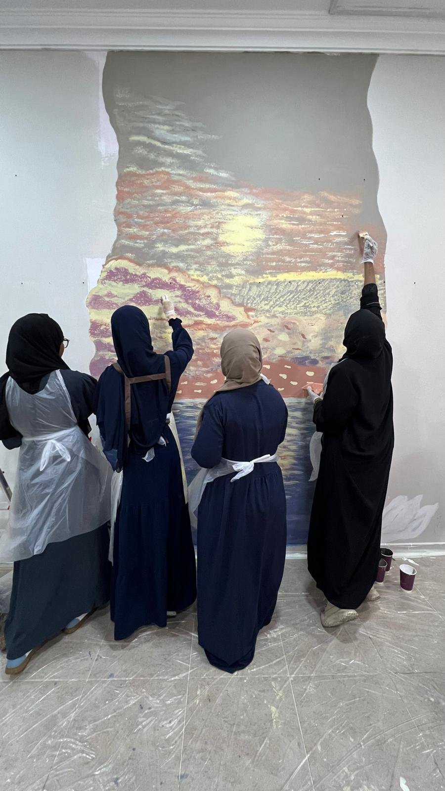ضمن مبادرة «رصانة» لتعزيز الدمج المجتمعي «الدانة للفتيات» يجمع الصم في جدارية «بصمة عطاء»